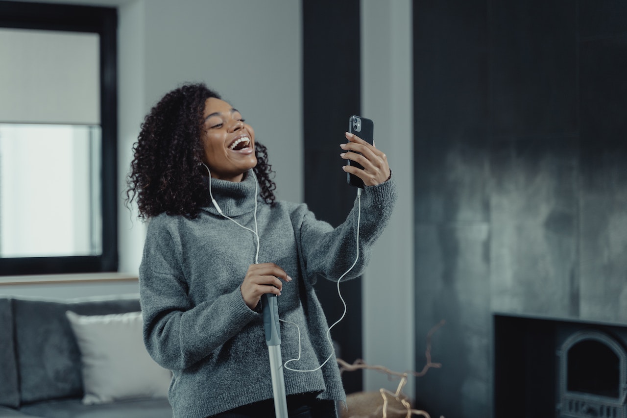 woman-talking-to-someone-on-videocall-with-headphones-professional-coaching